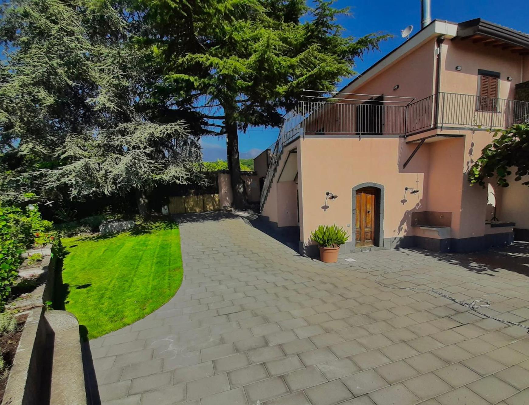 Tenuta Kiwi Dell'Etna Milo Buitenkant foto